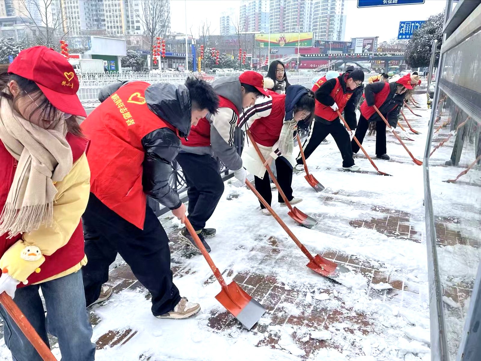 返家乡抗灾扫雪行动