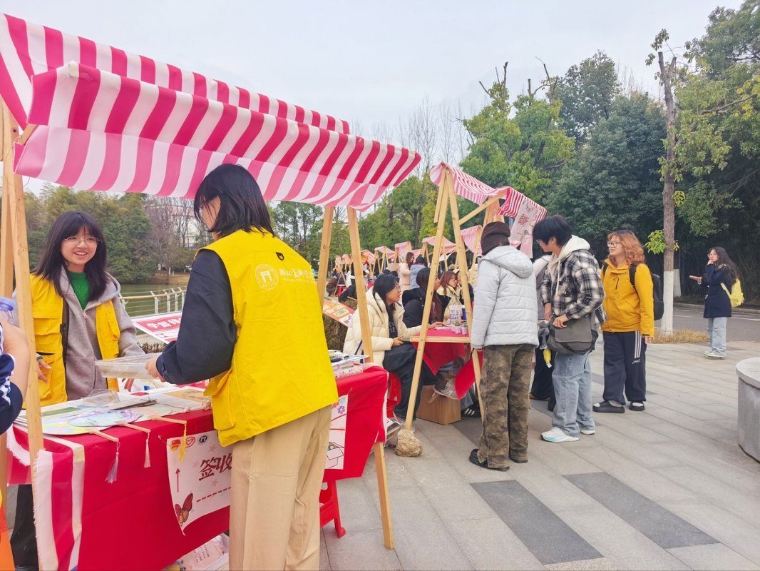 国际志愿者日校园公益市集