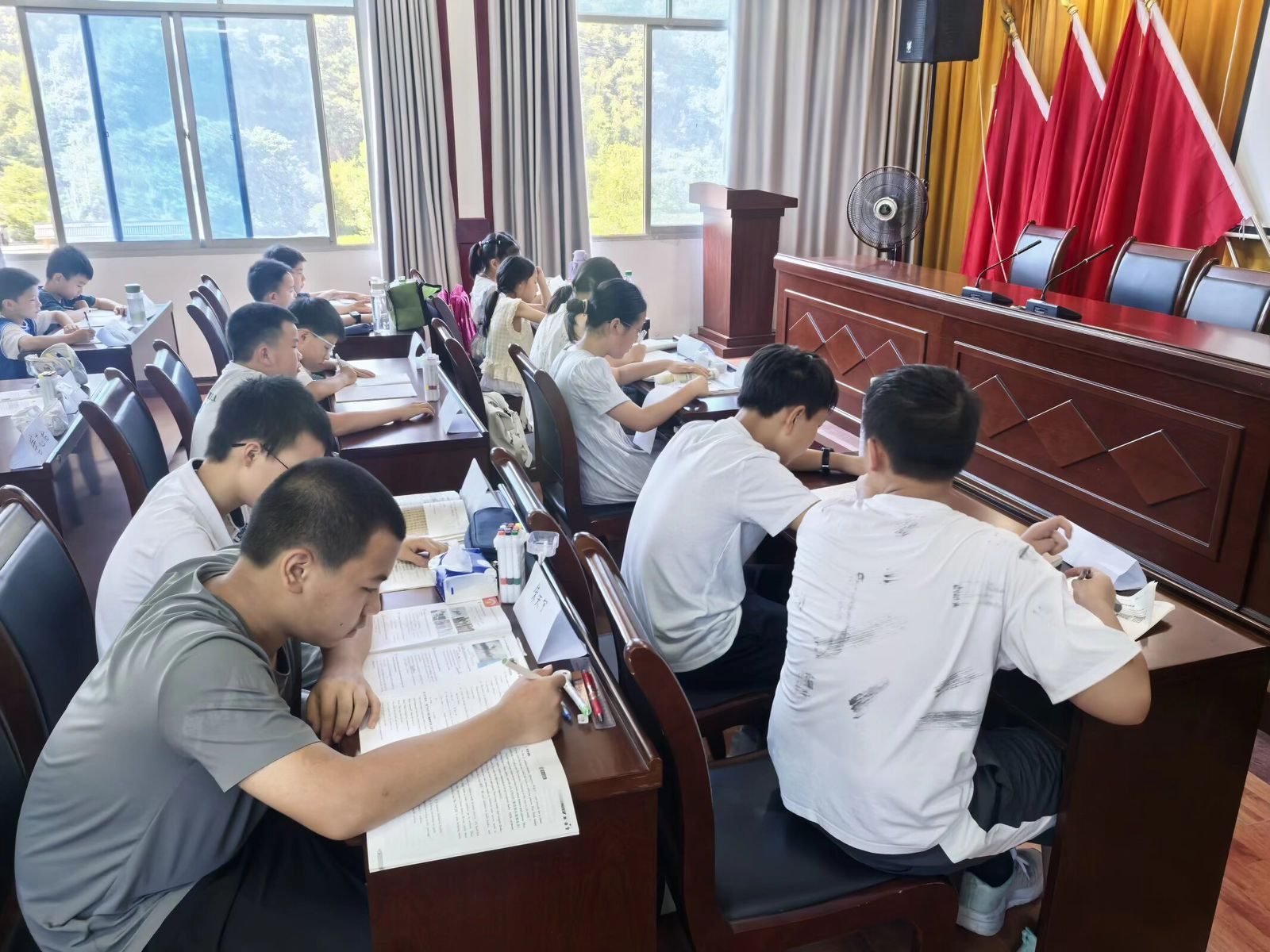 宜昌白岩坪村乡村课堂，孩子们在教室里学习