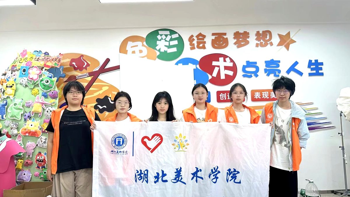 志愿者在藏龙三小艺术节现场布置展览